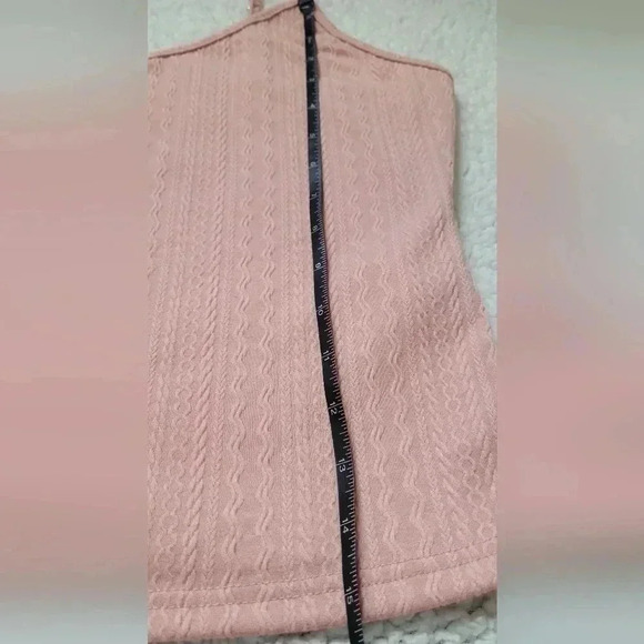 Pink textured tank top with pearl straps - Picture 3 of 4